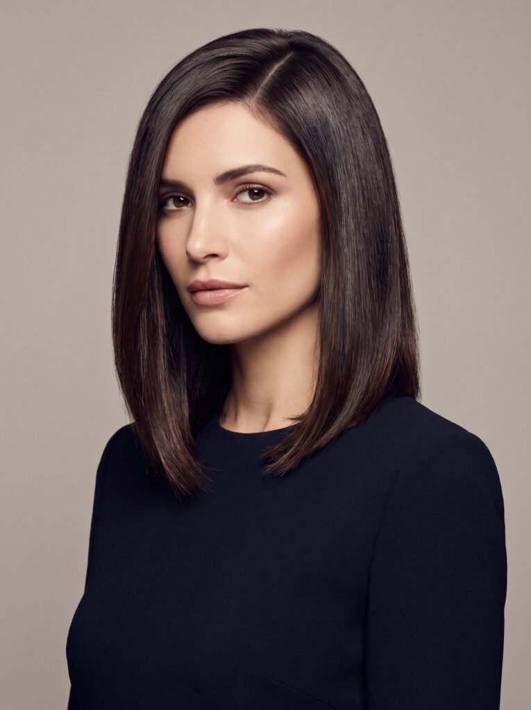 woman with side parted sleek lob 202607271409